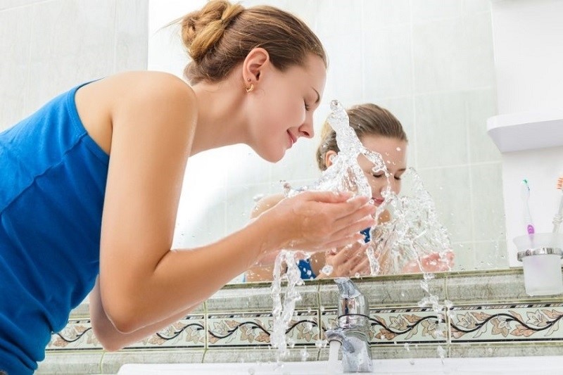 Нужно ли смывать мицеллярную воду